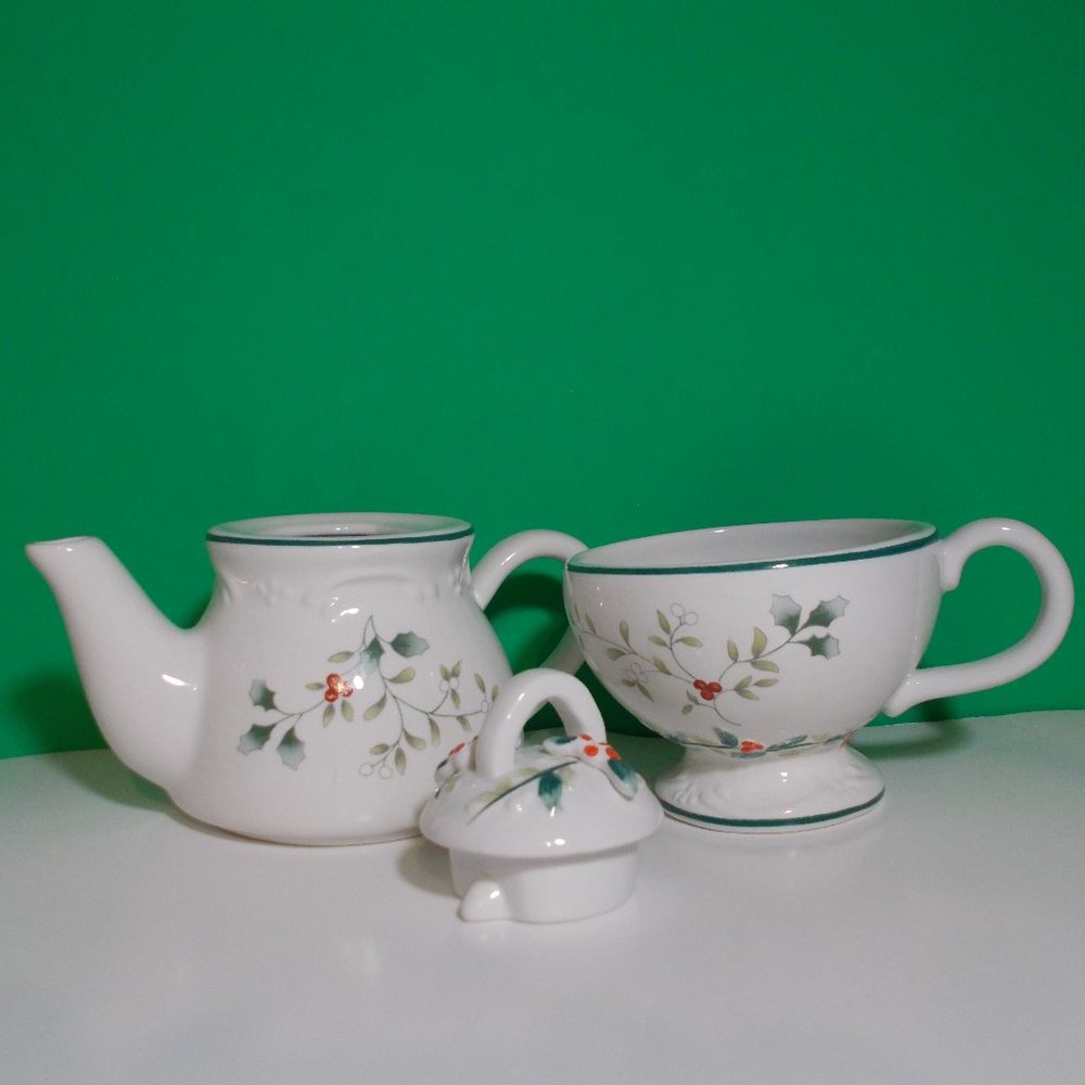 PFALTZGRAFF WINTERBERRY SCULPTED TEA FOR ONE NWB - Picture 1 of 8